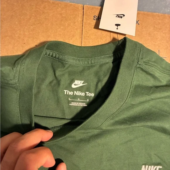 Nike Men's Green Short Sleeve Tee large New with tags - Picture 4 of 5